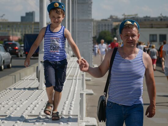 Celebrating Airborne Force Day in Russian cities