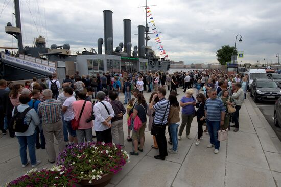 Aurora cruiser reopens to public in St. Petersburg