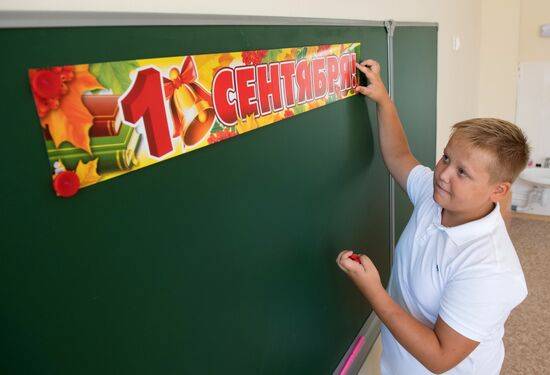 Russian schools get ready for new school year