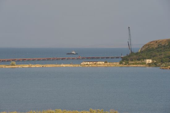 Kerch Strait bridge under construction in Crimea