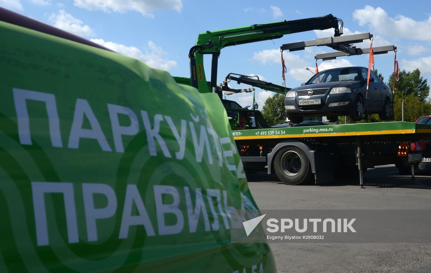 Moscow parking tow trucks at work