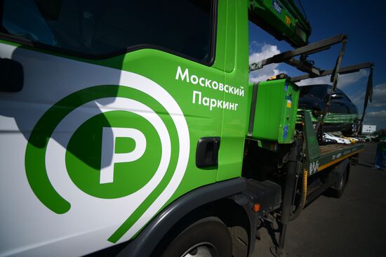 Moscow parking tow trucks at work
