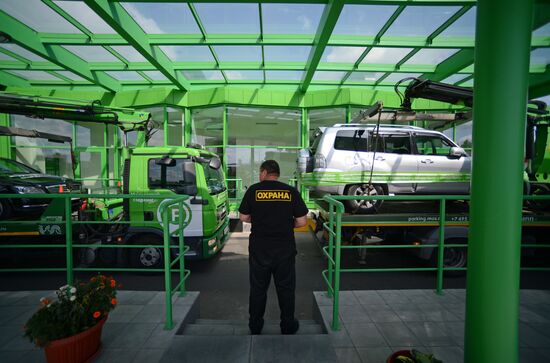 Moscow parking tow trucks at work