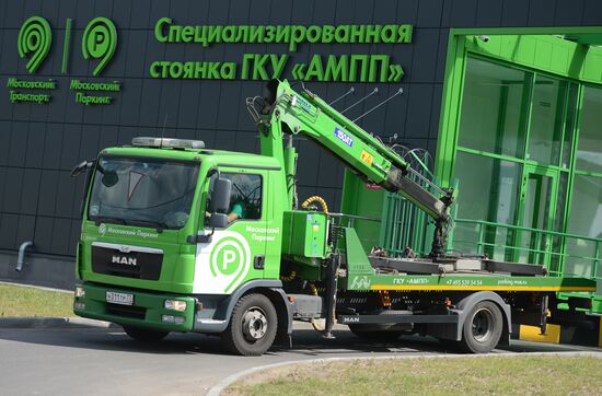 Moscow parking tow trucks at work