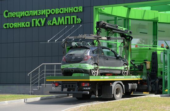 Moscow parking tow trucks at work