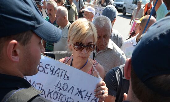 Deceived depositors block Kreshchatik Street in Kiev