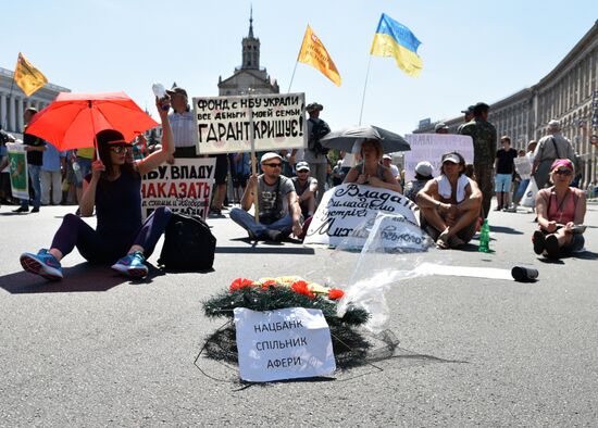 Deceived depositors block Kreshchatik Street in Kiev