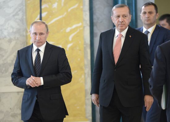 Russian President Putin and Turkish President Erdogan meet in St. Petersburg