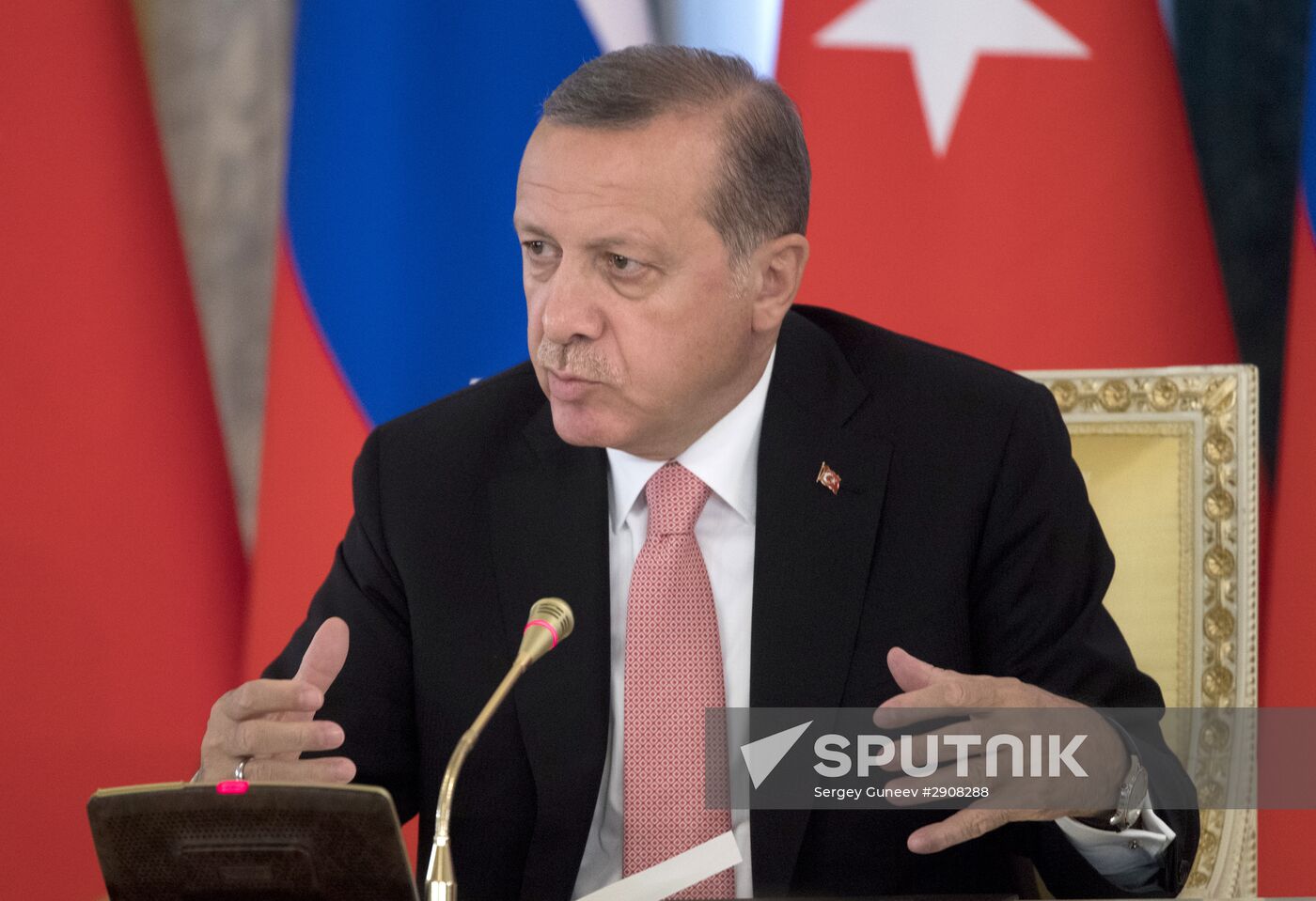 Russian President Putin and Turkish President Erdogan meet in St. Petersburg