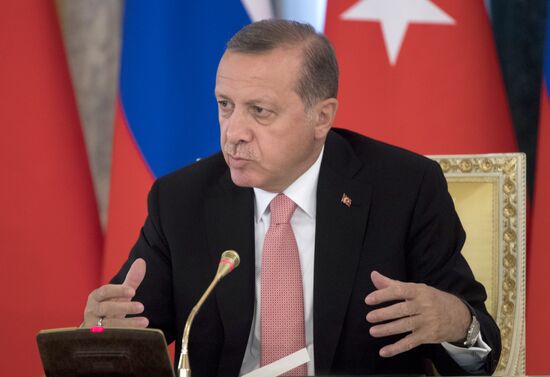 Russian President Putin and Turkish President Erdogan meet in St. Petersburg