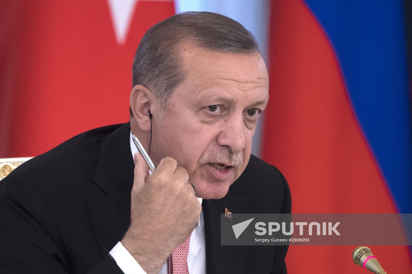 Russian President Putin and Turkish President Erdogan meet in St. Petersburg