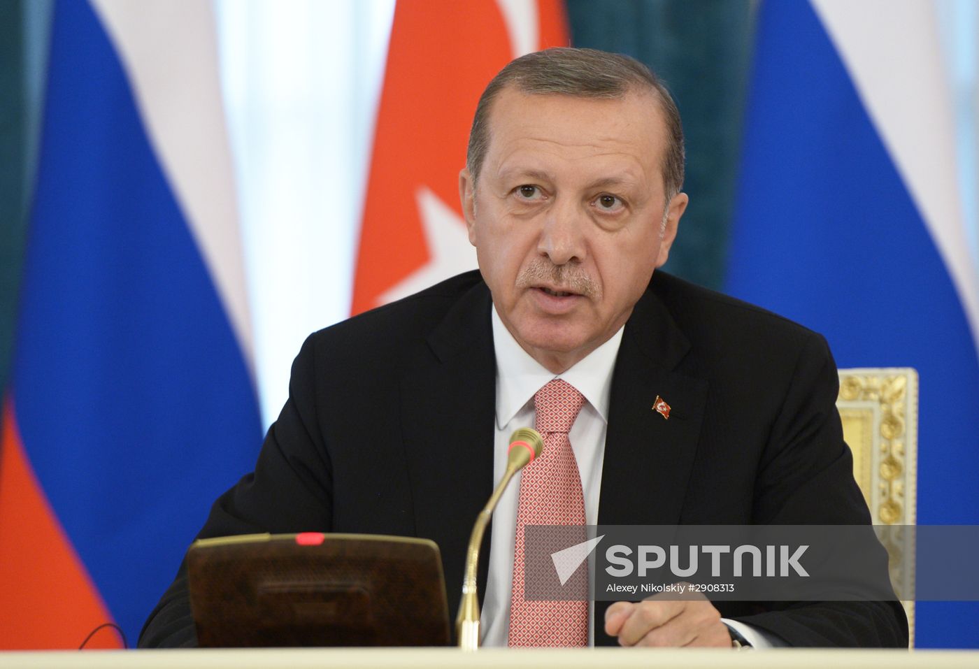 Russian President Putin and Turkish President Erdogan meet in St. Petersburg