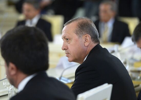 Vladimir Putin meets with Recep Erdogan in St. Petersburg