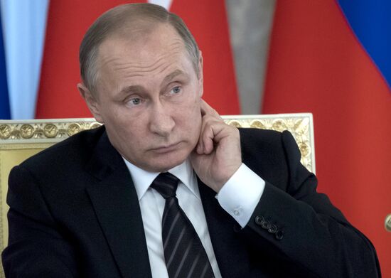 Vladimir Putin meets with Recep Erdogan in St. Petersburg