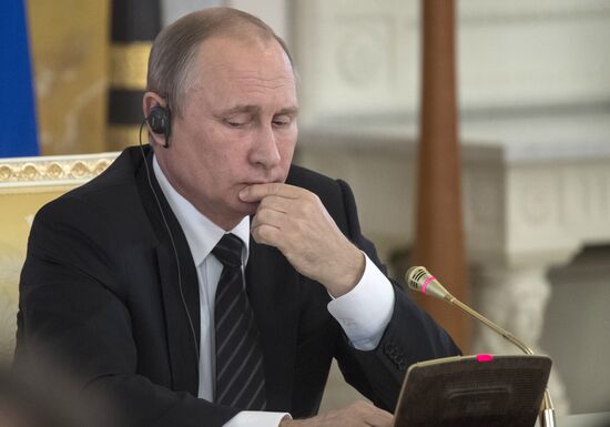 Vladimir Putin meets with Recep Erdogan in St. Petersburg