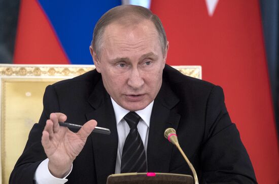 Vladimir Putin meets with Recep Erdogan in St. Petersburg