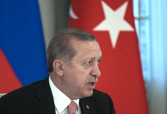 Vladimir Putin meets with Recep Erdogan in St. Petersburg