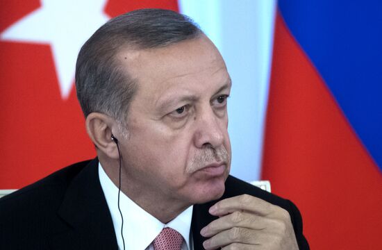 Vladimir Putin meets with Recep Erdogan in St. Petersburg