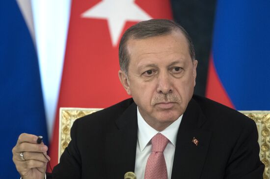 Vladimir Putin meets with Recep Erdogan in St. Petersburg