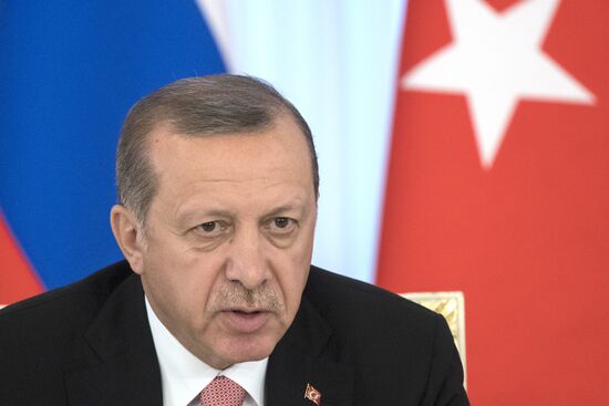 Vladimir Putin meets with Recep Erdogan in St. Petersburg