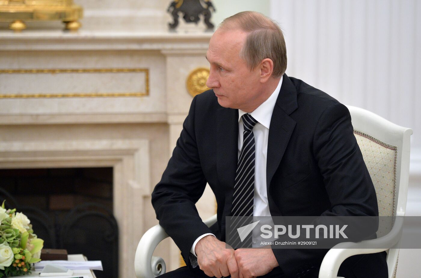 Russian President Vladimir Putin meets with Armenian President Serzh Sargsyan