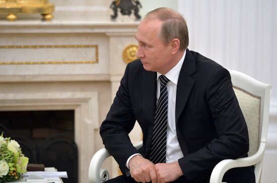 Russian President Vladimir Putin meets with Armenian President Serzh Sargsyan
