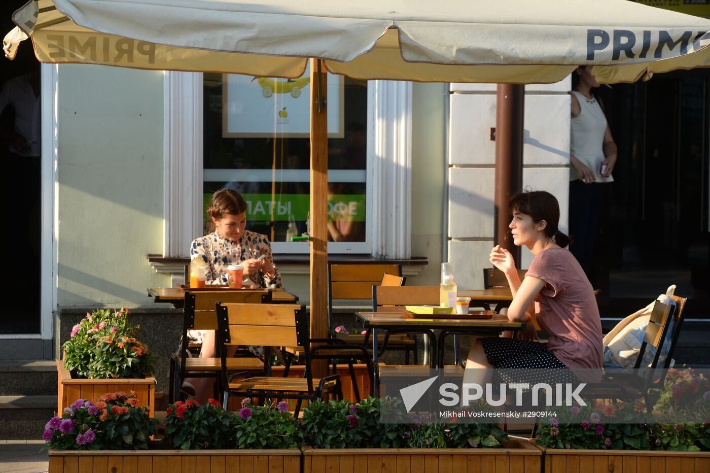 Outdoor seating at Moscow cafe and restaurants