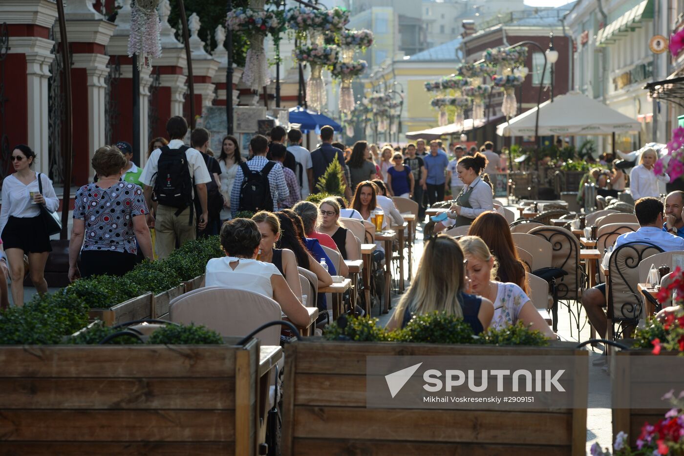 Outdoor seating at Moscow cafe and restaurants