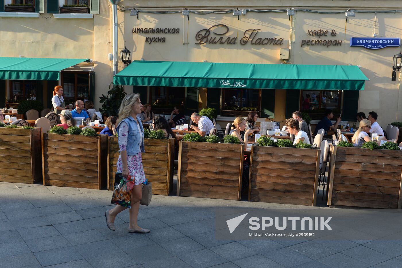 Outdoor seating at Moscow cafe and restaurants