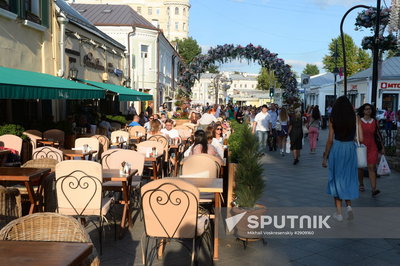 Outdoor seating at Moscow cafe and restaurants