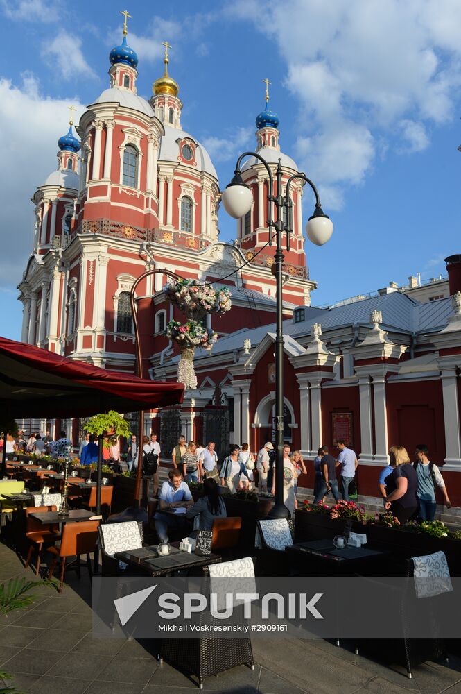 Outdoor seating at Moscow cafe and restaurants