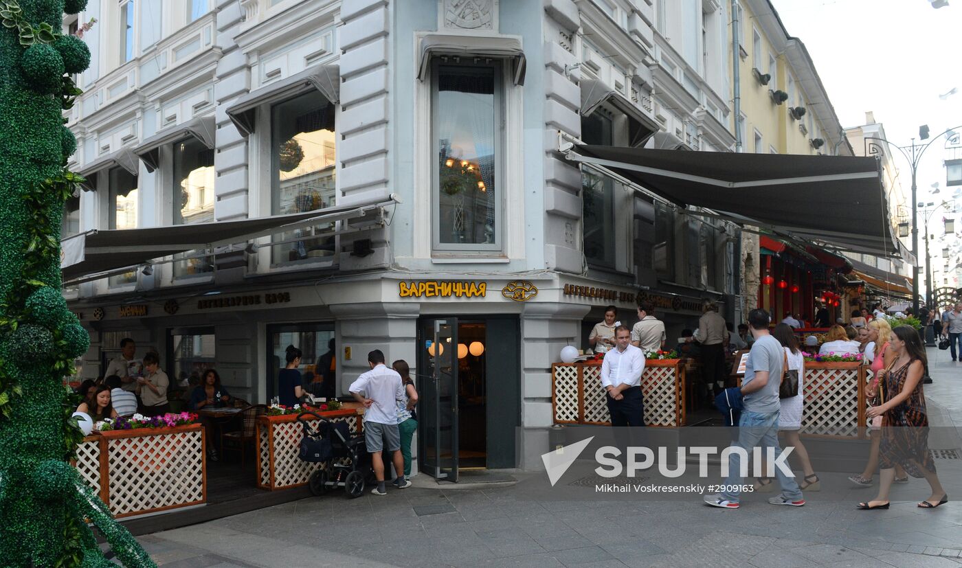 Outdoor seating at Moscow cafe and restaurants