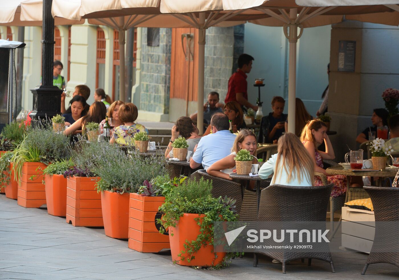 Outdoor seating at Moscow cafe and restaurants