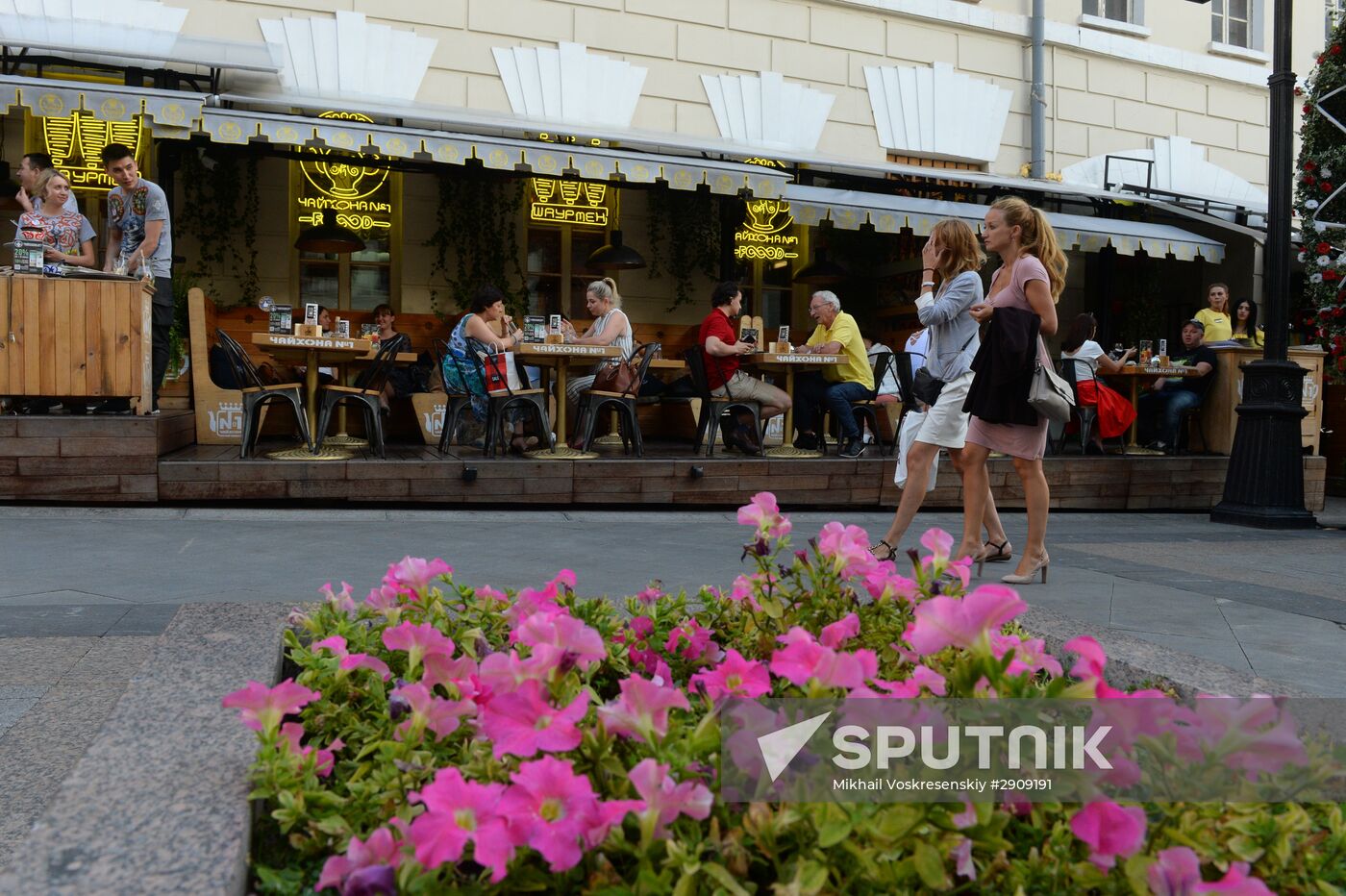 Outdoor seating at Moscow cafe and restaurants