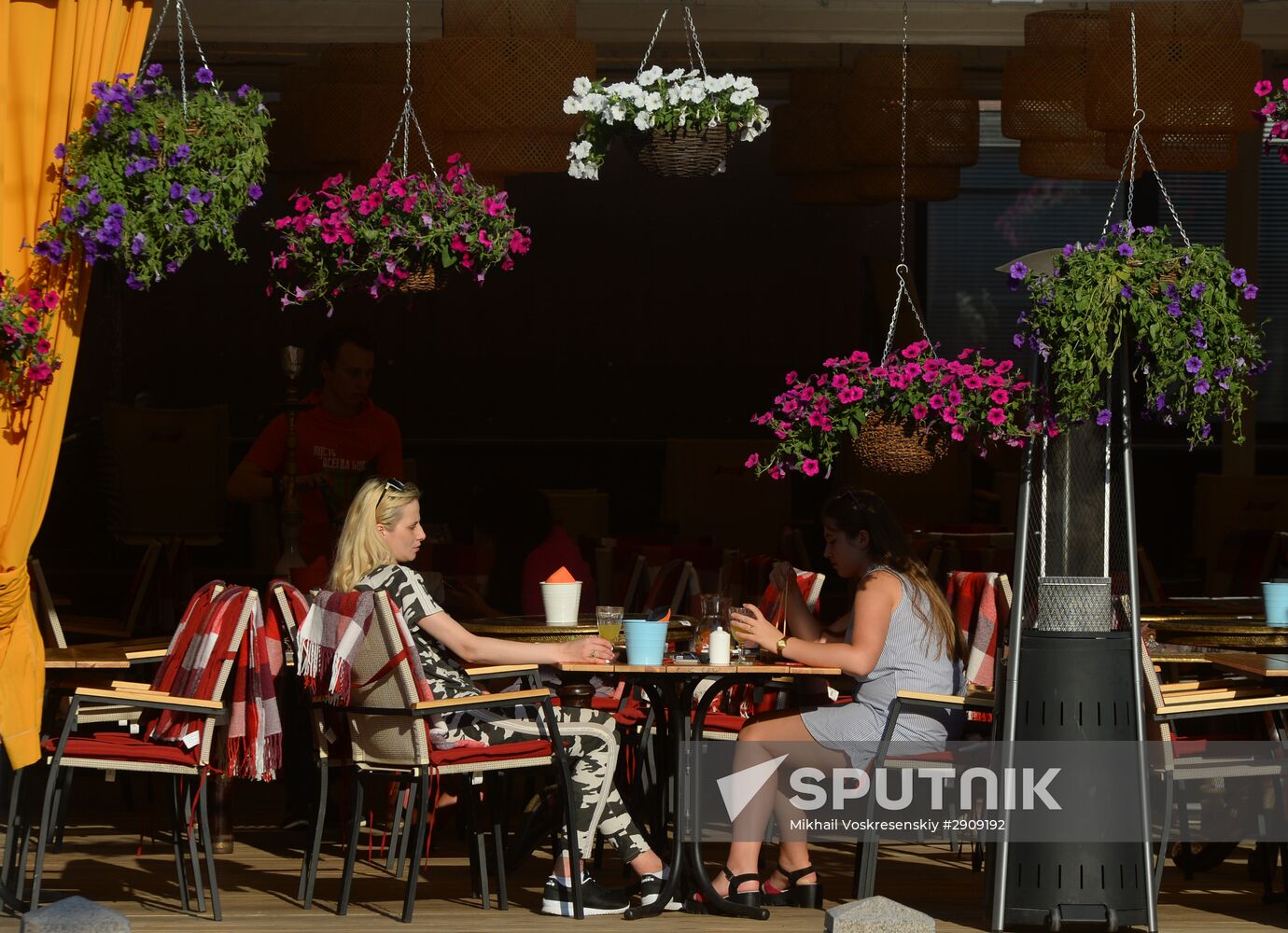 Outdoor seating at Moscow cafe and restaurants