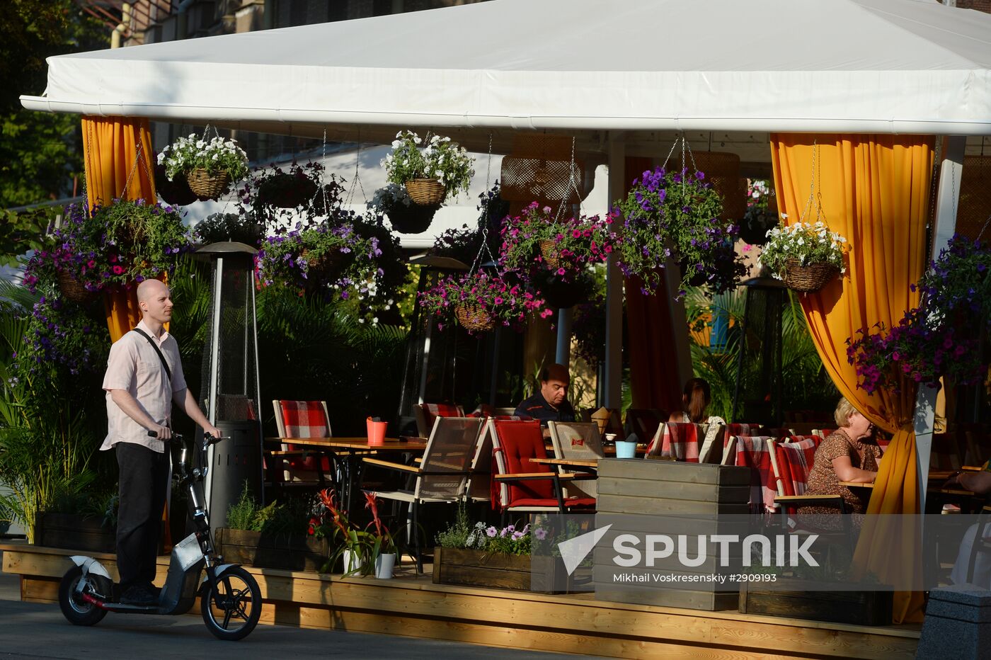 Outdoor seating at Moscow cafe and restaurants