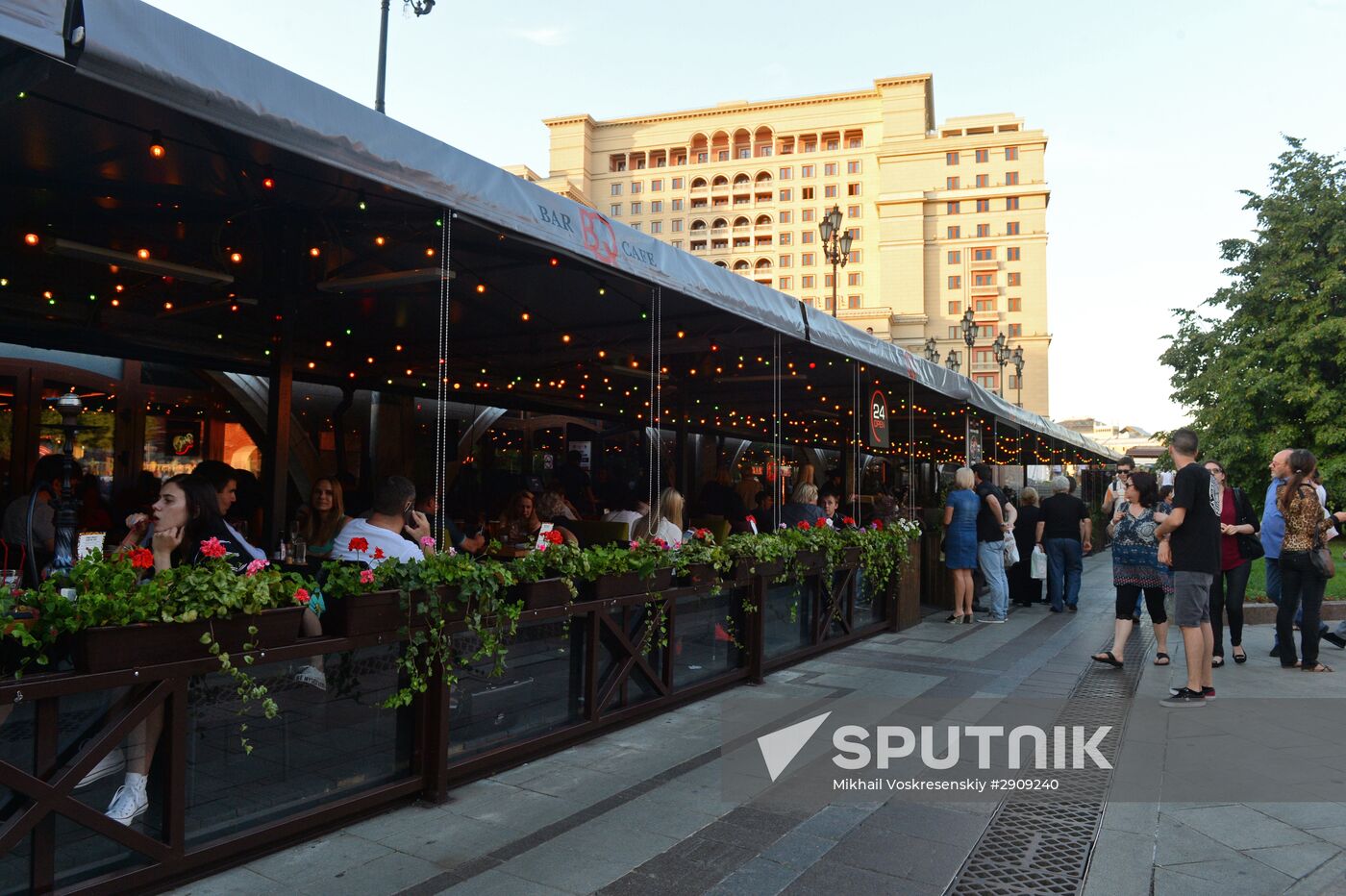 Outdoor seating at Moscow cafe and restaurants