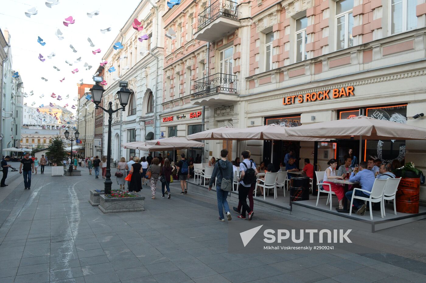 Outdoor seating at Moscow cafe and restaurants