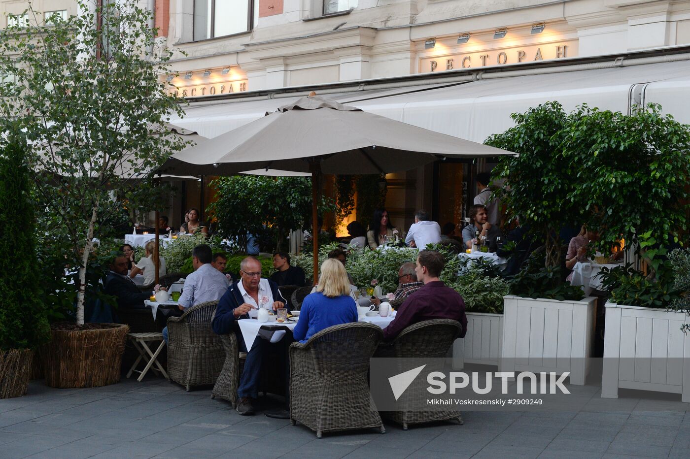 Outdoor seating at Moscow cafe and restaurants