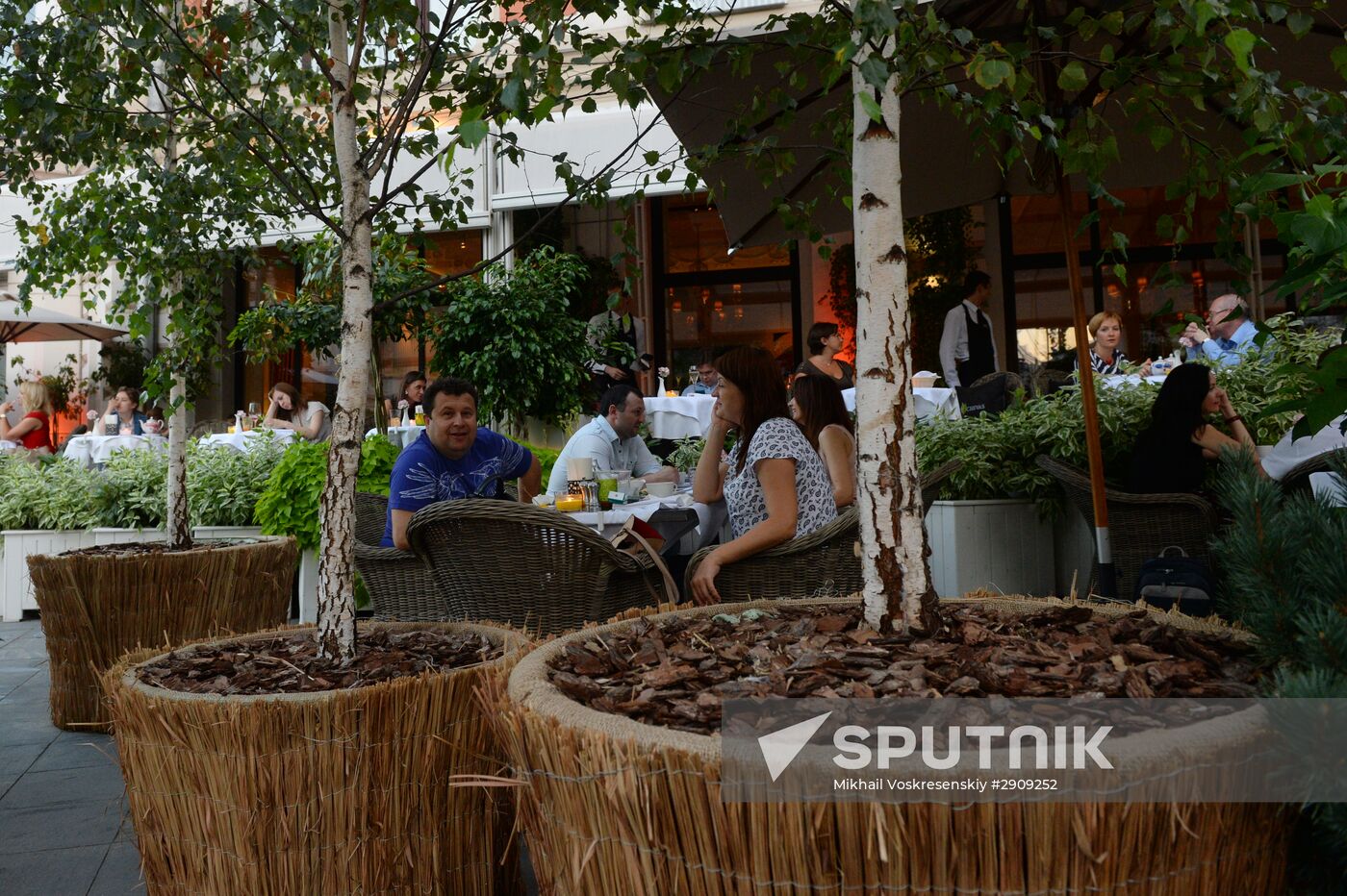 Outdoor seating at Moscow cafe and restaurants