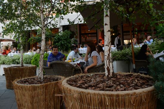 Outdoor seating at Moscow cafe and restaurants