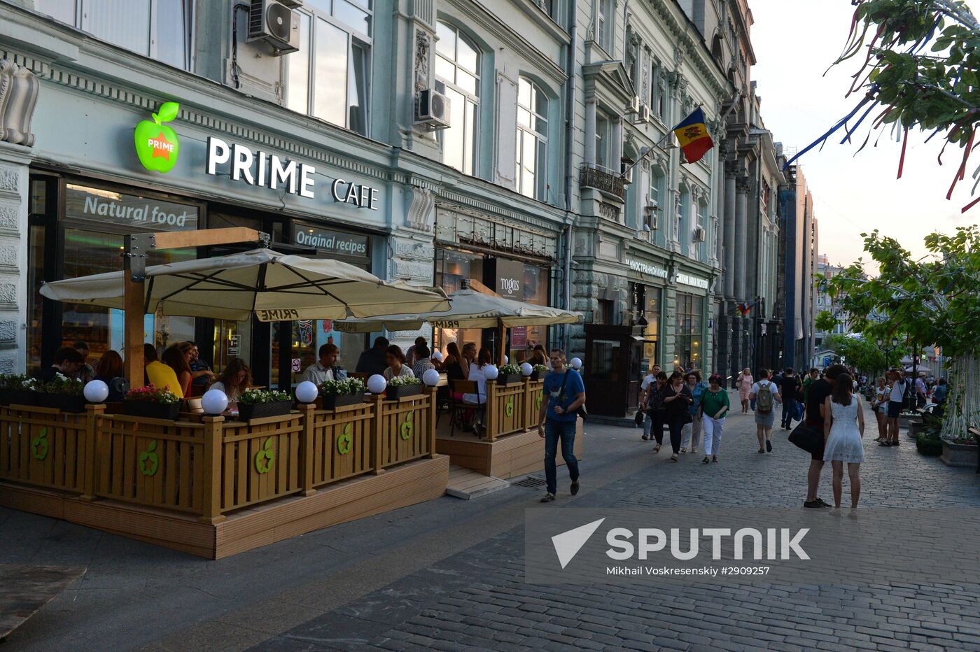 Outdoor seating at Moscow cafe and restaurants