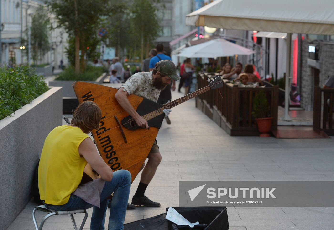 Outdoor seating at Moscow cafe and restaurants