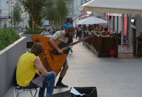 Outdoor seating at Moscow cafe and restaurants
