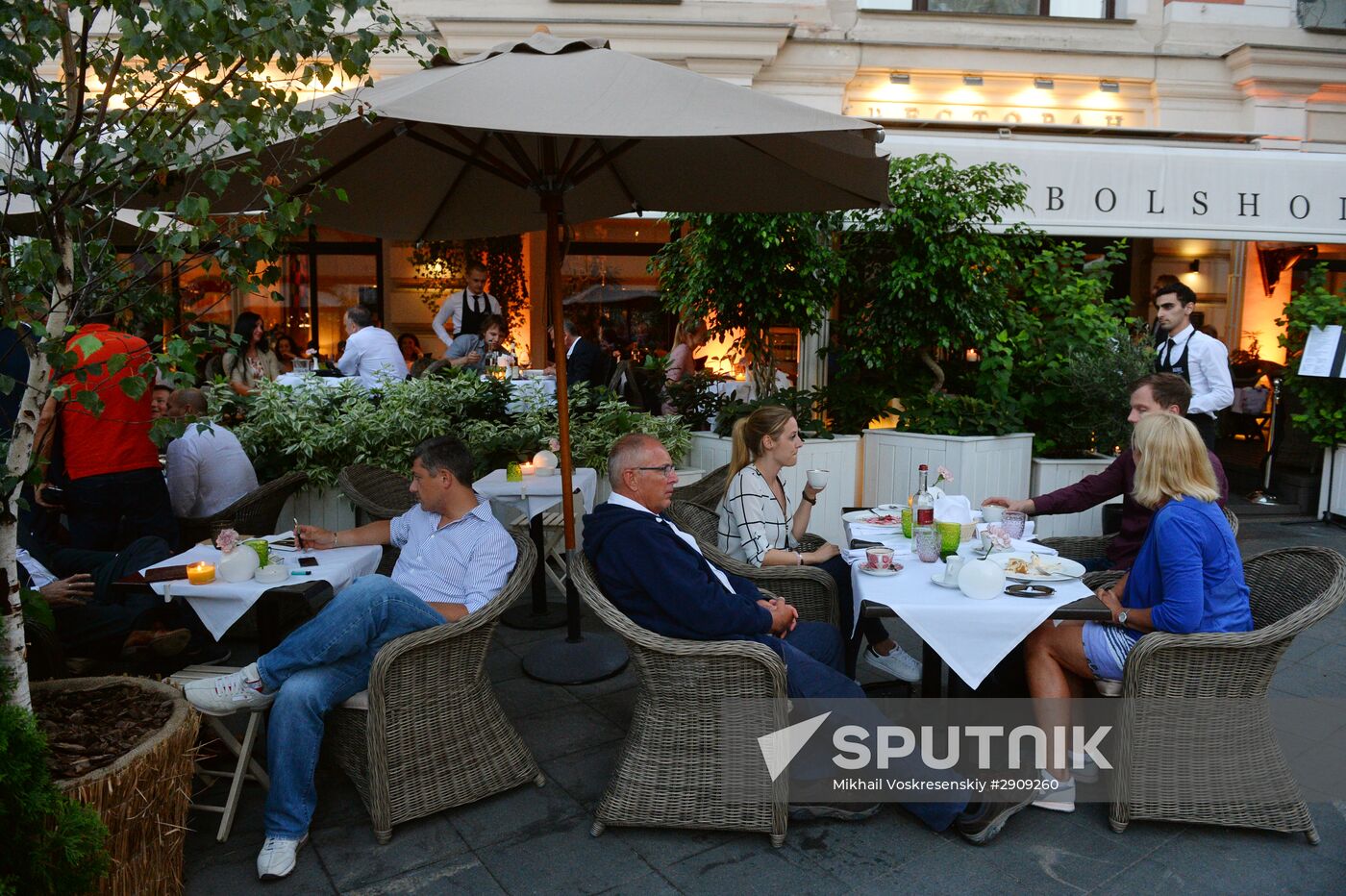 Outdoor seating at Moscow cafe and restaurants