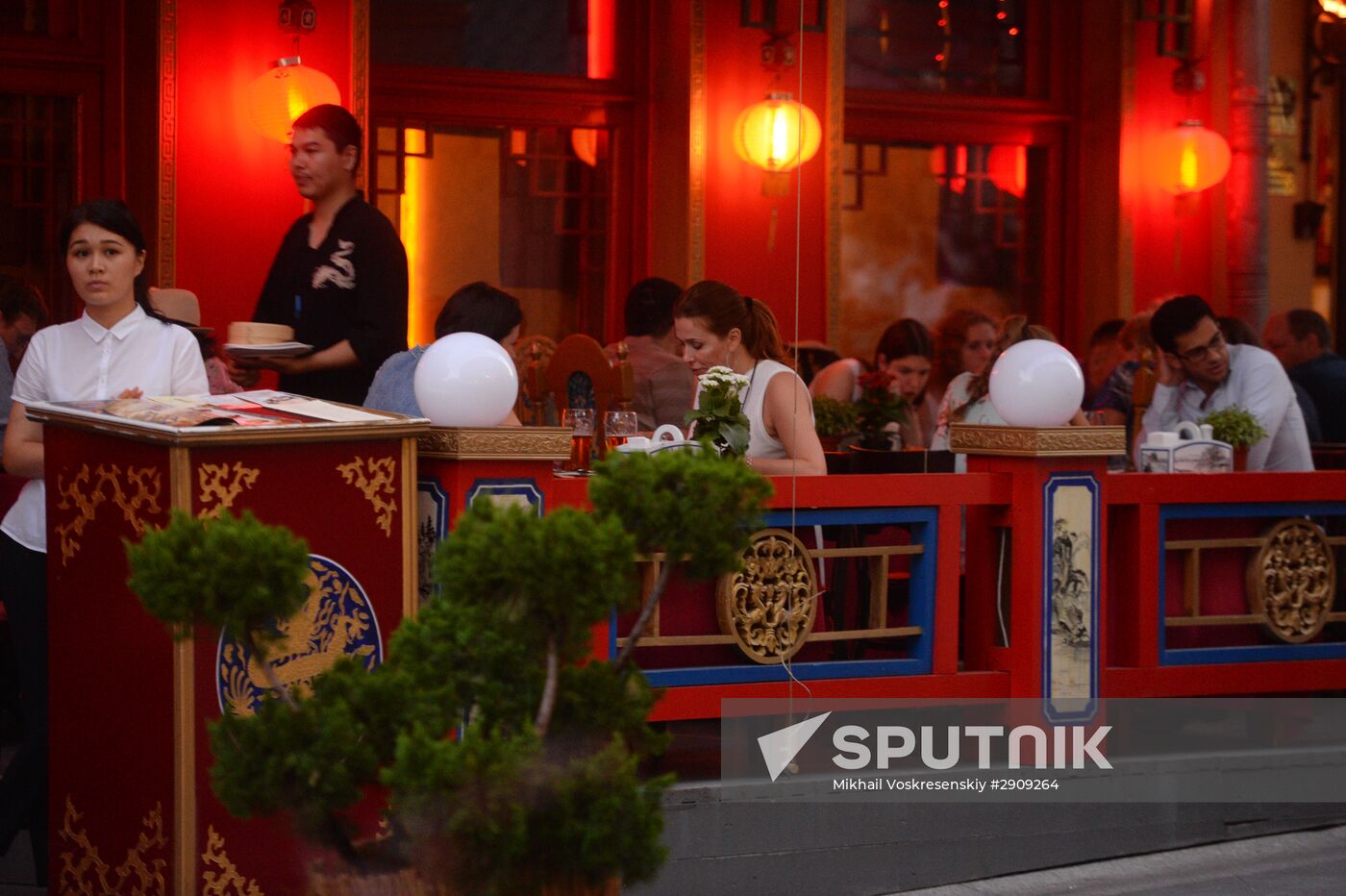 Outdoor seating at Moscow cafe and restaurants