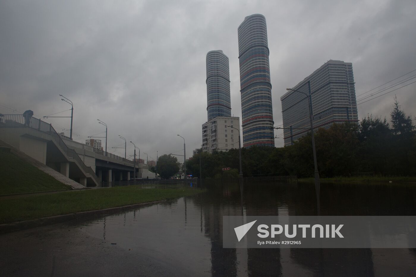 Yauza River flooding causes tailbacks in Moscow