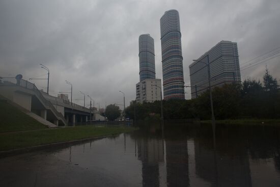 Yauza River flooding causes tailbacks in Moscow