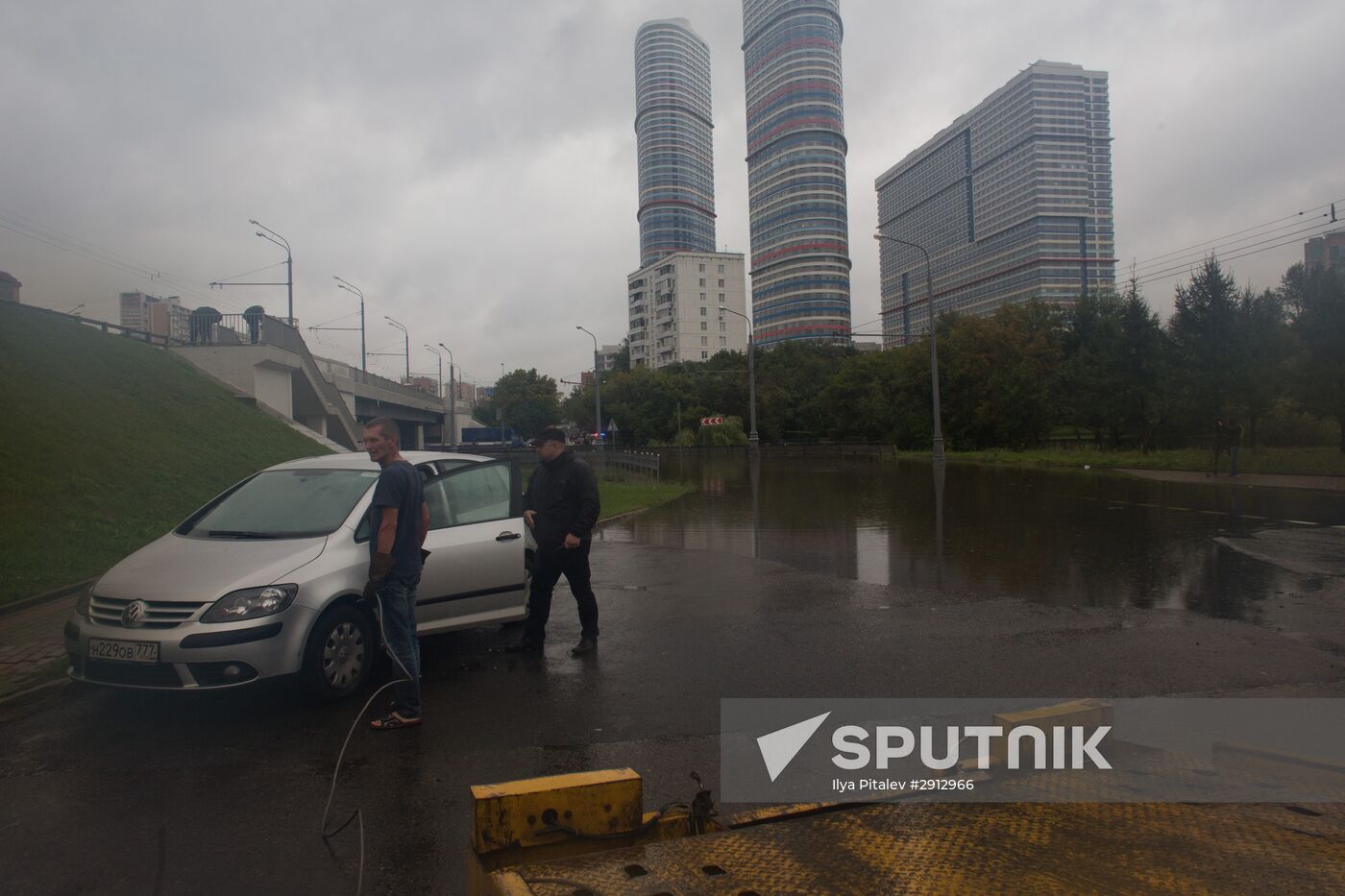 Yauza River flooding causes tailbacks in Moscow