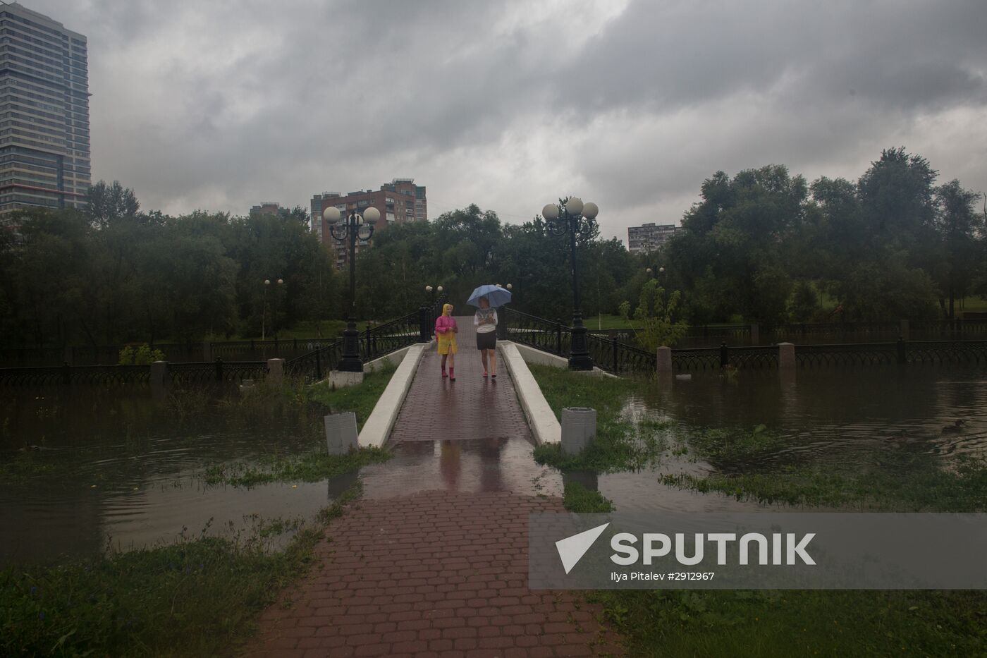 Yauza River flooding causes tailbacks in Moscow